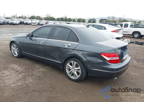 2013 Mercedes-Benz C 250 Luxury z USA, uszkodzony, nr VIN WDDGF4HBXDA879698